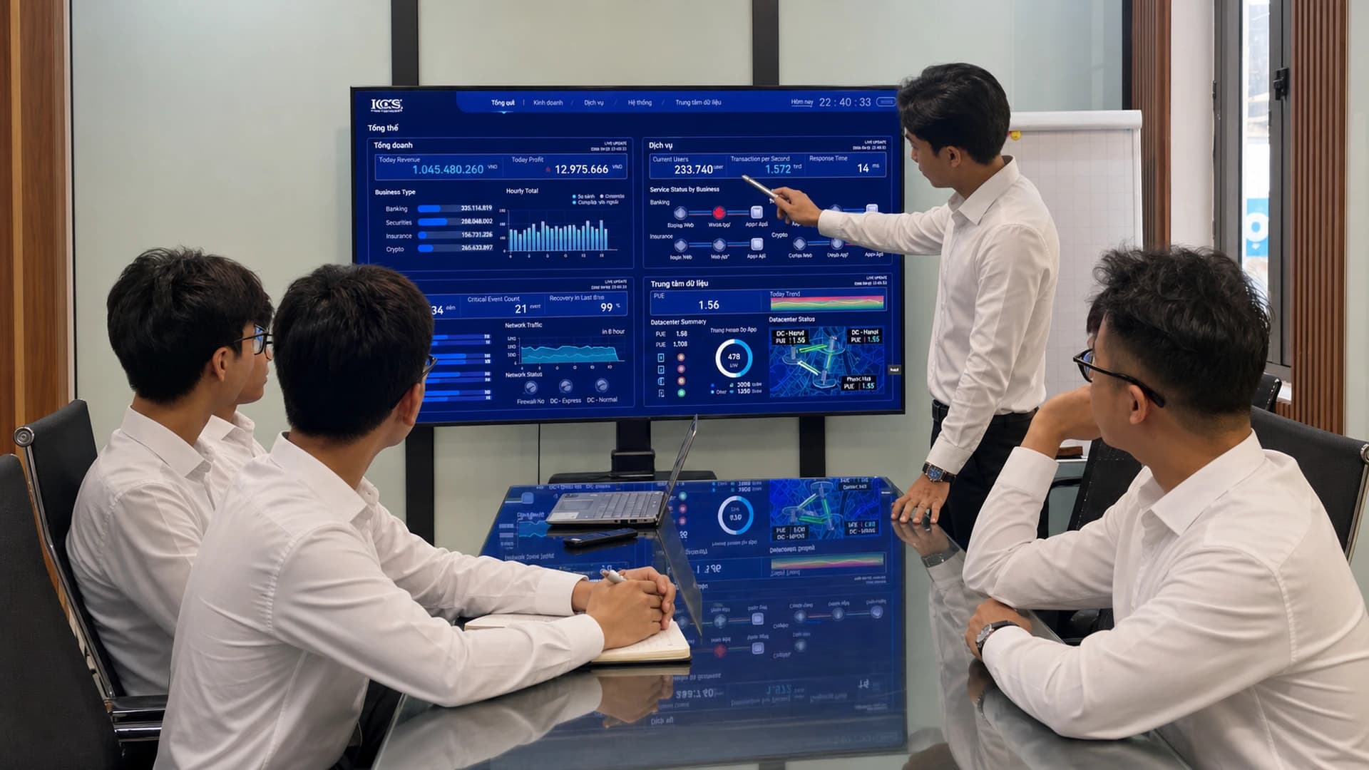 Đội ngũ ICS rà soát bảng điều hành dữ liệu tổng thể trong phòng họp